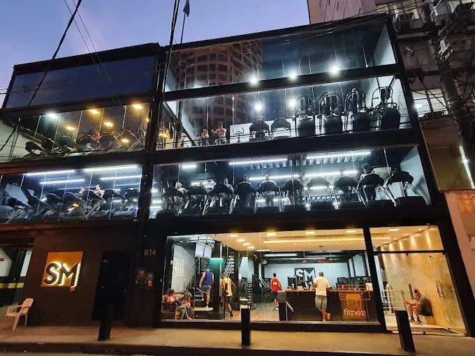 Fachada da SM Fitness Centro, unidade matriz, à noite