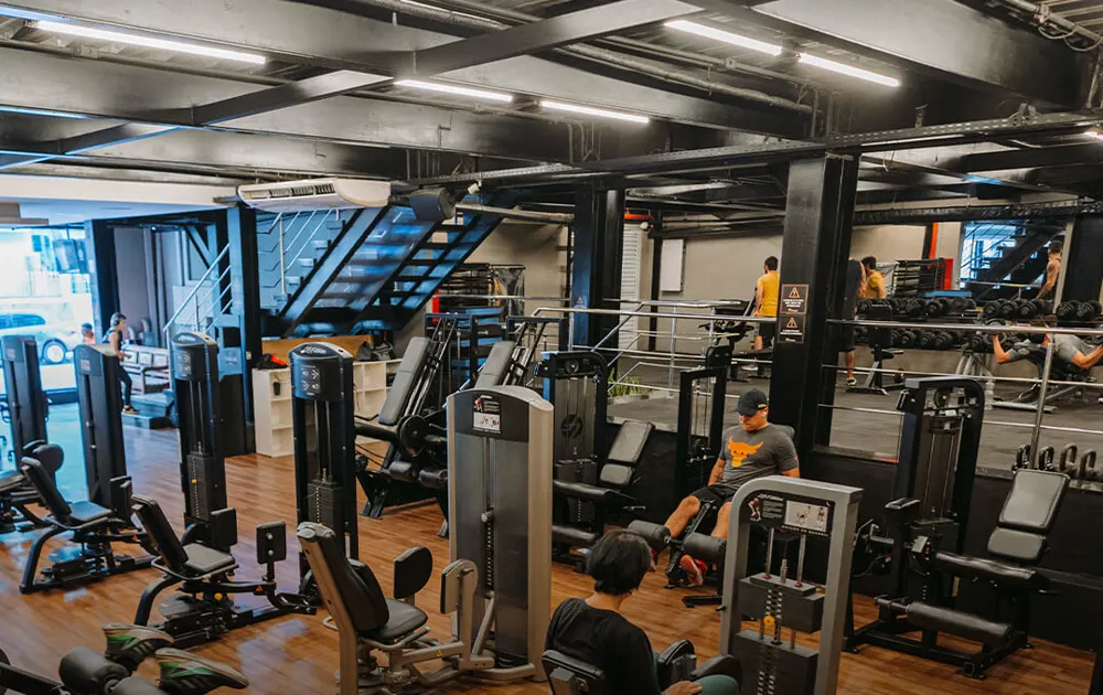 Máquinas de musculação em salão amplo